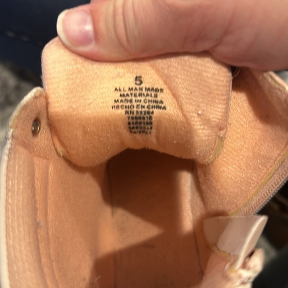 Pink boots. Size 5. Lace up with zipper. Sparkly pink laces. - Picture 6 of 6